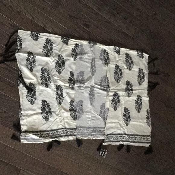 ☘️☘️ Cream and black leaf boho tassel kimono - Picture 4 of 8